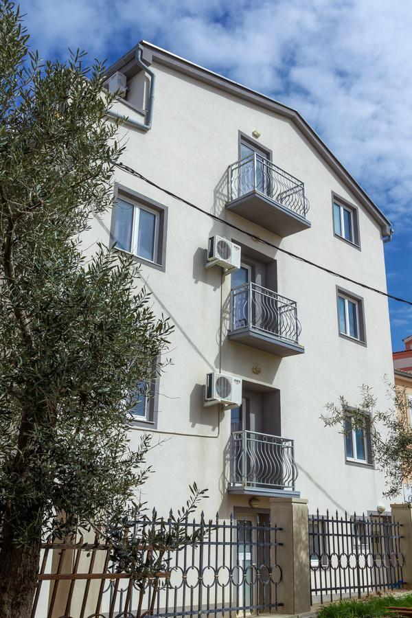Apartments In City Center Ventus Novalja Bagian luar foto